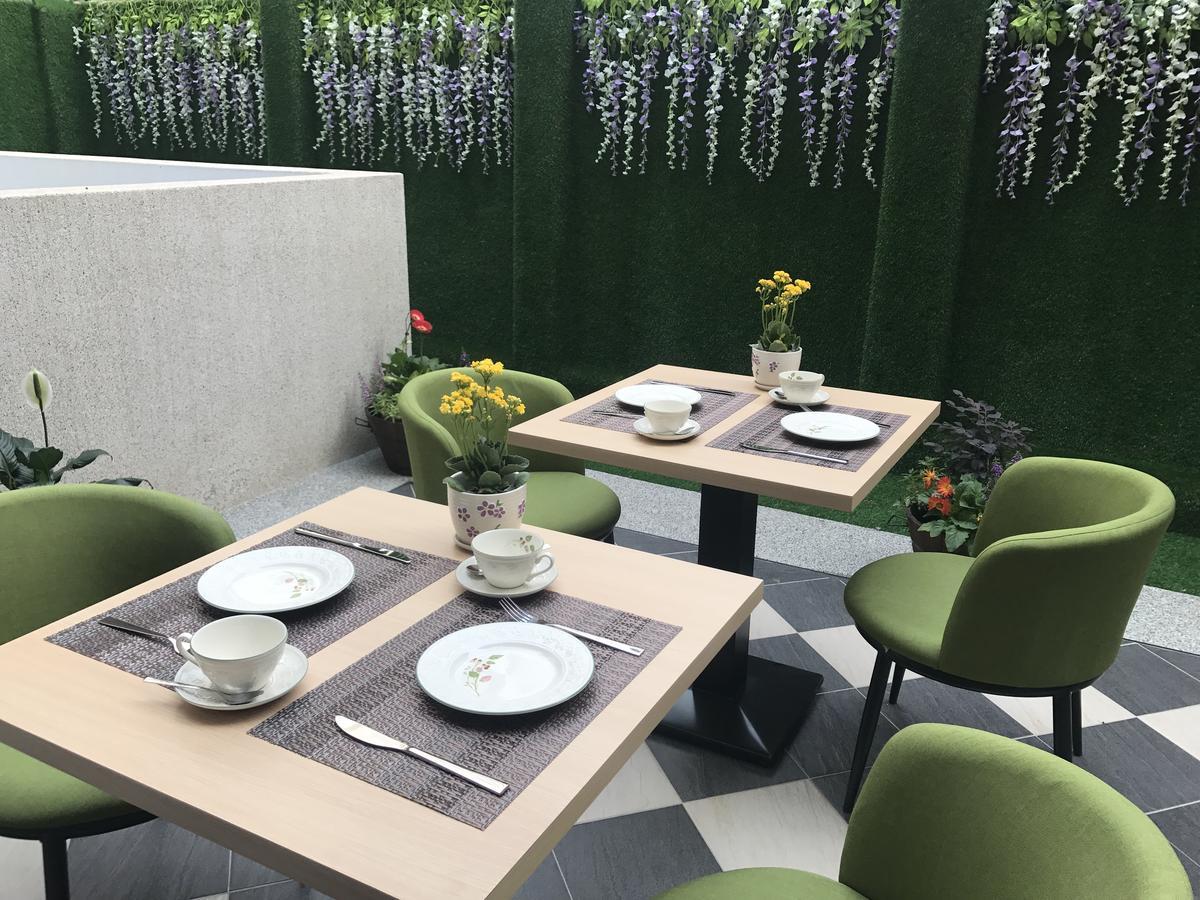 晨光飯店 Hotell Chiayi City Exteriör bild